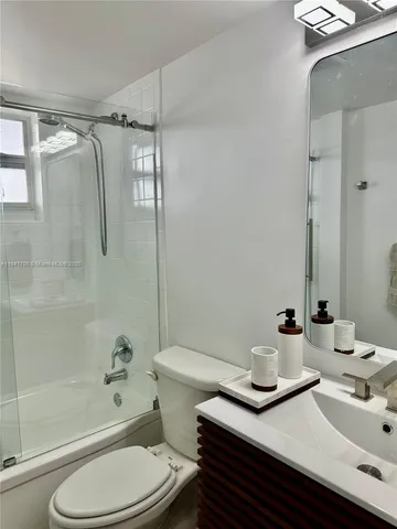 $2,350 | 1300 Lincoln Road, Unit D704, Miami Beach, FL 33139