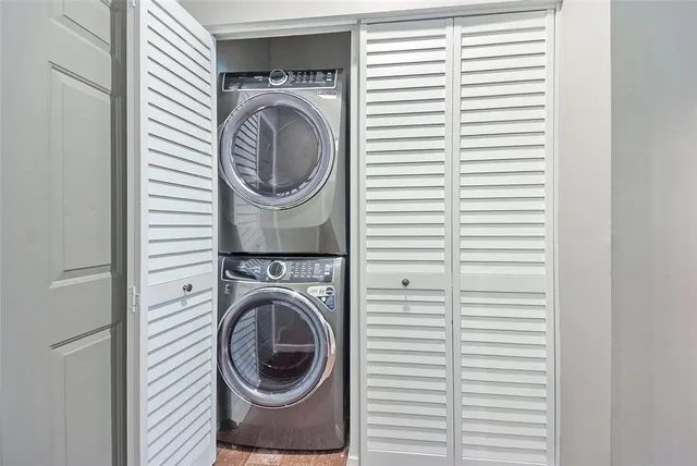 a view of a bedroom with washer and dryer