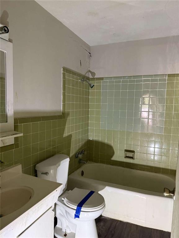 7205 Lakeview Drive Southwest Covington, GA 30014 - Photo 14 of 18 a bathroom with a bathtub and sink