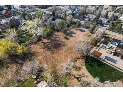 a view of a yard in front of the house