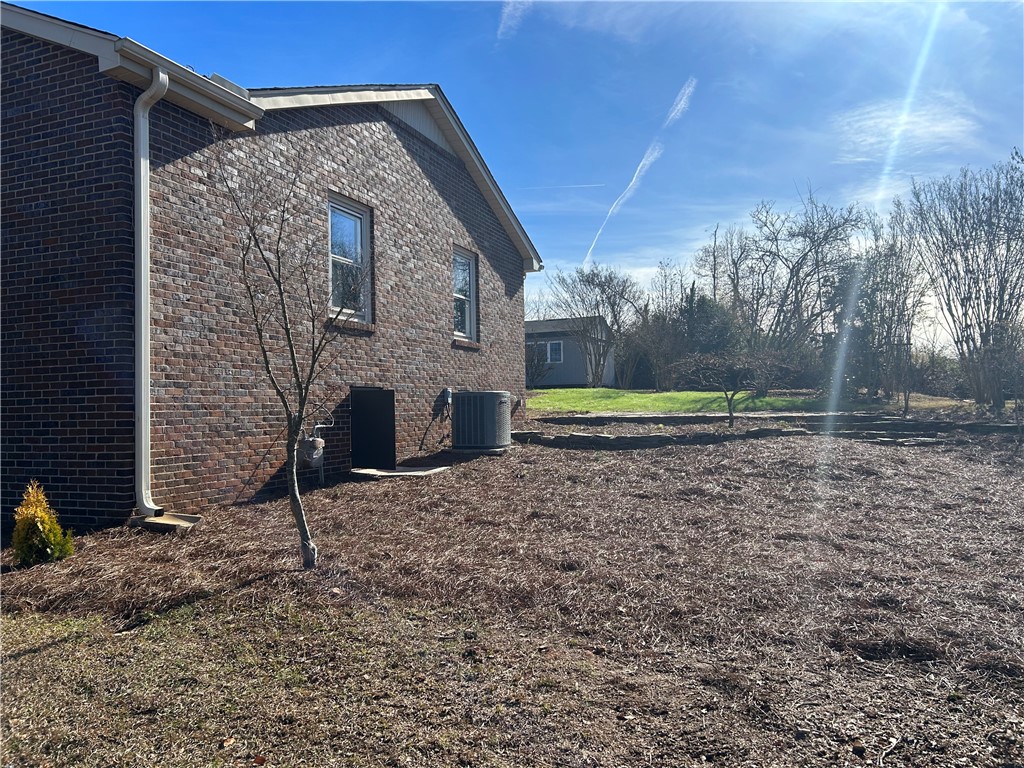 301 West Quincy Road Seneca, SC 29678 - Photo 3 of 27 Gallery Image 3