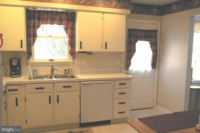 223 Garnett Road Joppa, MD 21085 - Photo 14 of 22 Kitchen