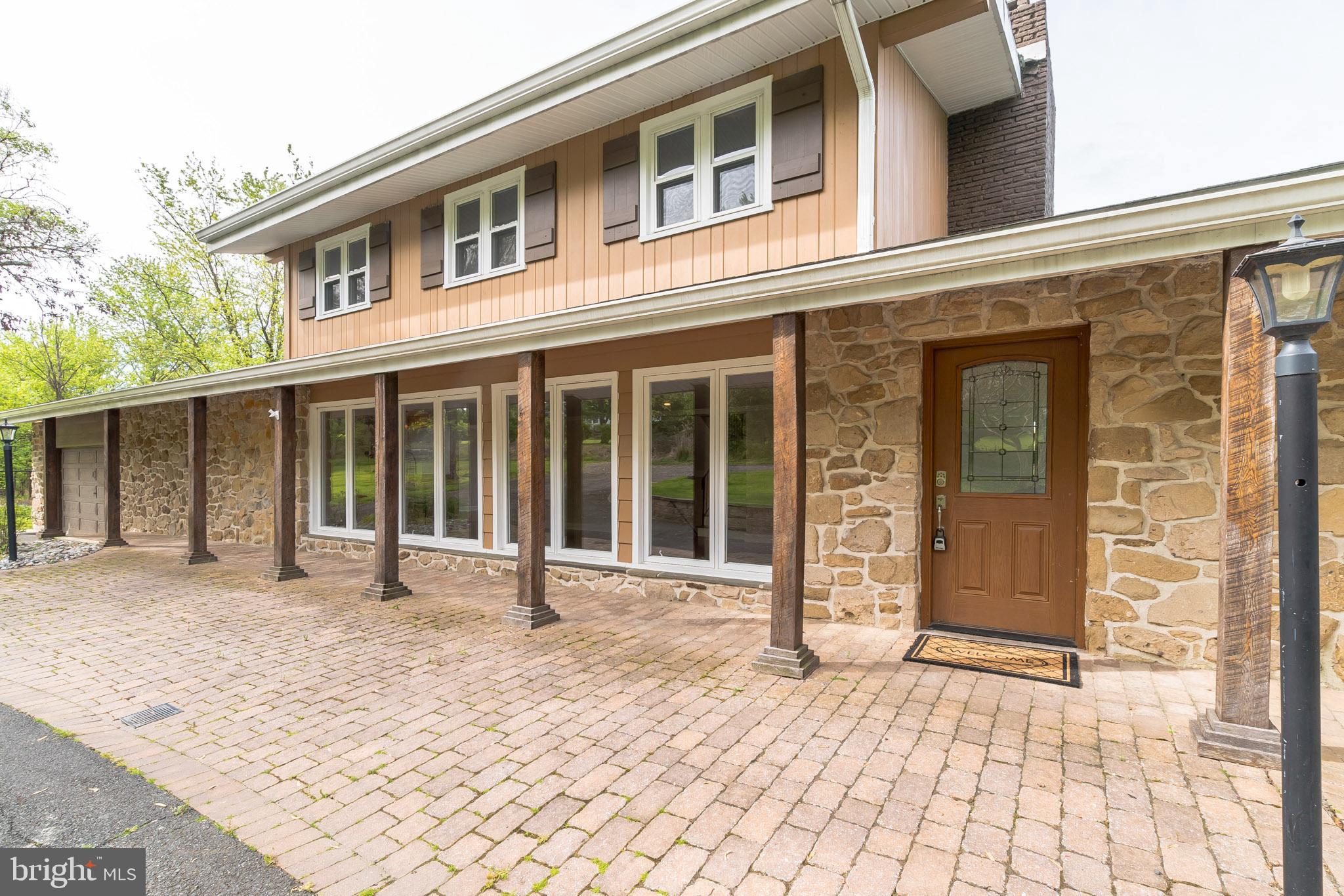 Circular Driveway to Front Entry
