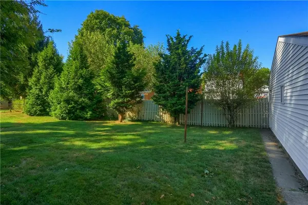 a view of a back yard