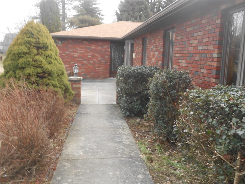 165 North Road Butler, PA 16001 - Photo 3 of 21 Front patio grand entrance