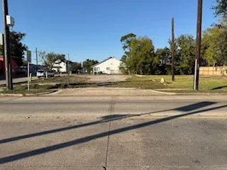 a view of a yard with street