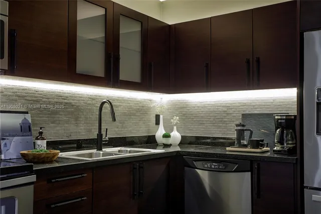 $848,000 | 3250 Grand Avenue, Unit 306, Miami, FL 33133