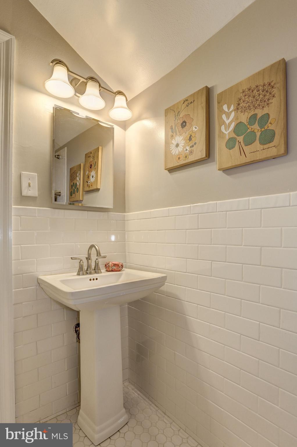 4908 River Road Bethesda, MD 20816 - Photo 18 of 26 White-tiled full hall bath