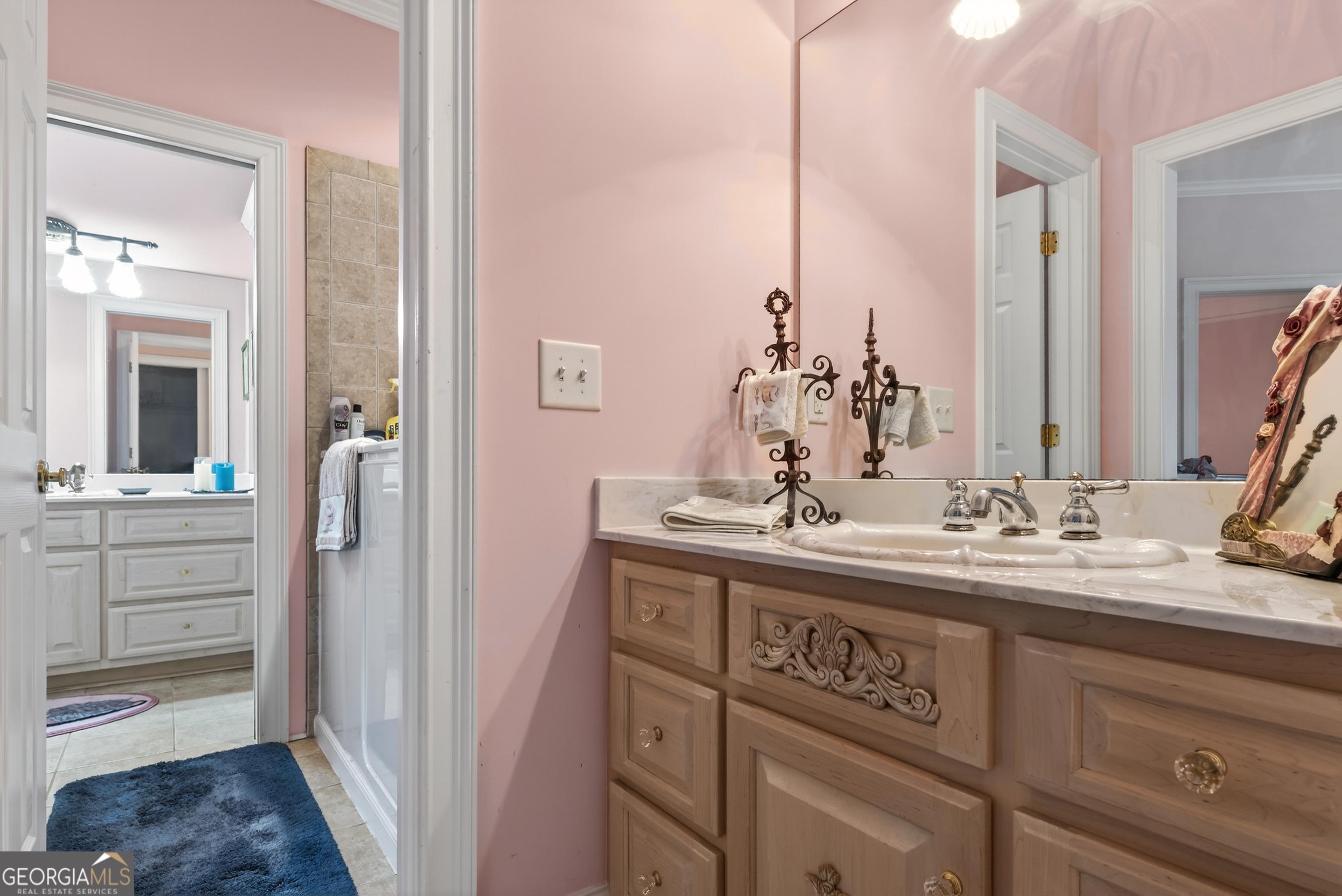516 Hillside Road Madison, GA 30650 - Photo 14 of 27 a bathroom with a sink and a mirror