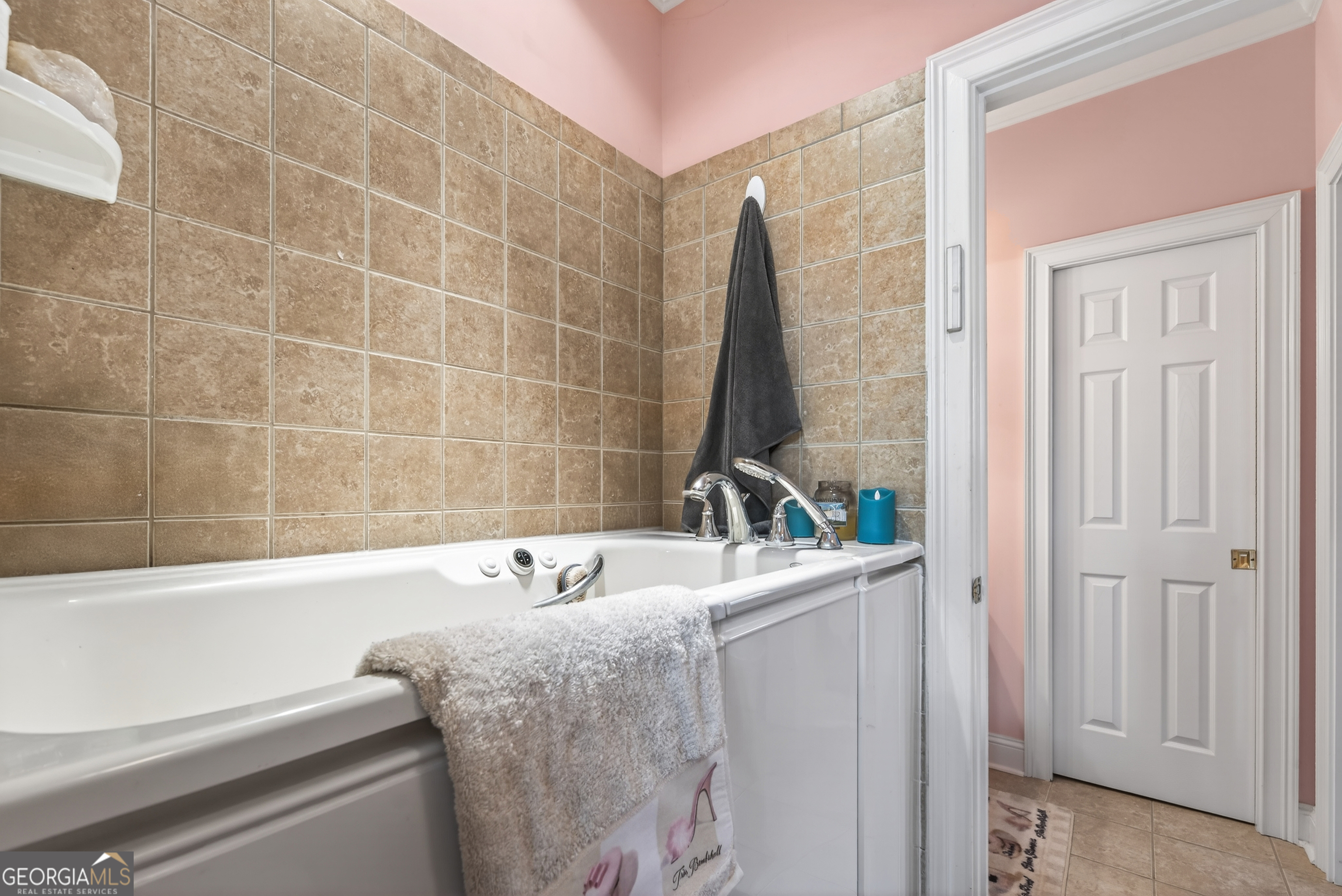516 Hillside Road Madison, GA 30650 - Photo 15 of 27 a bathroom with a sink and a bathtub