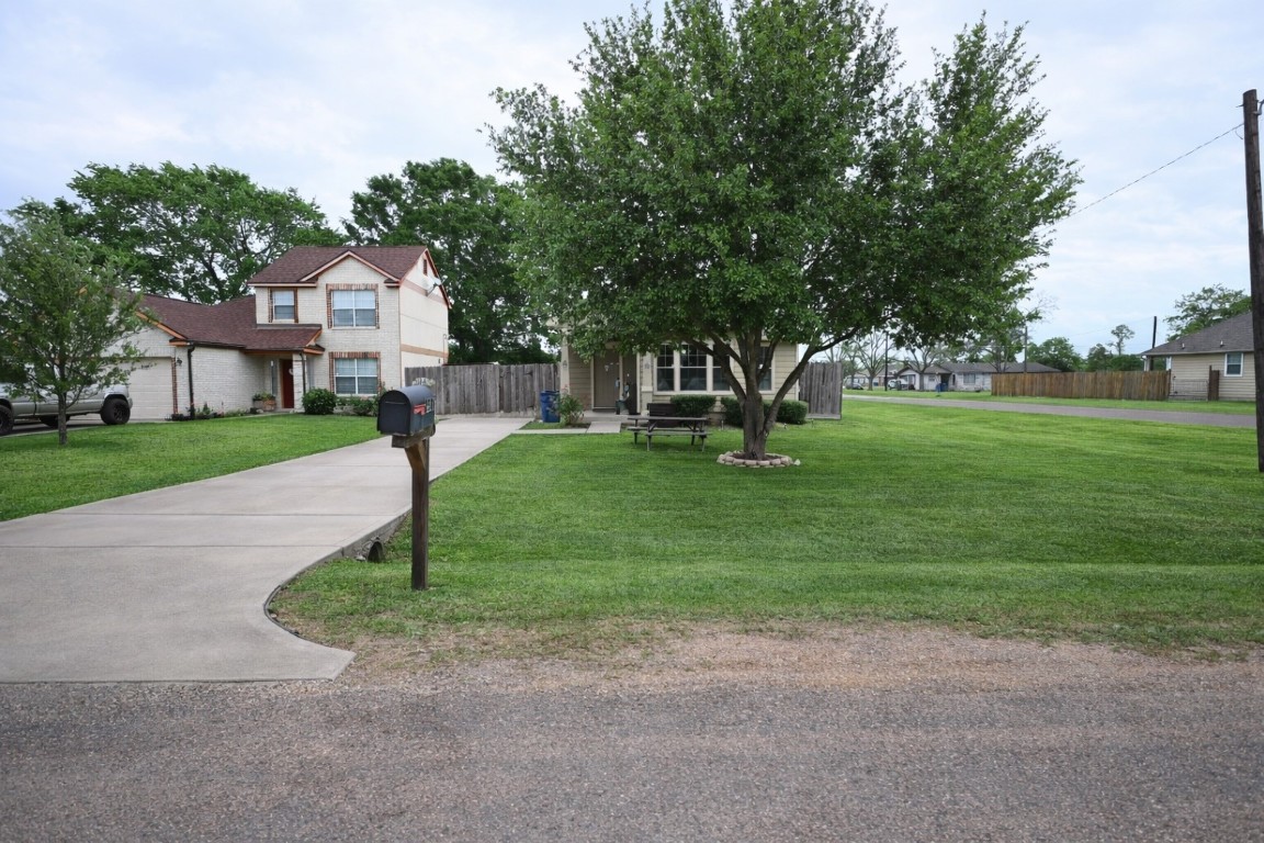 250 7th Street Hempstead, TX 77445 - Photo 26 of 26 a front view of a house with garden