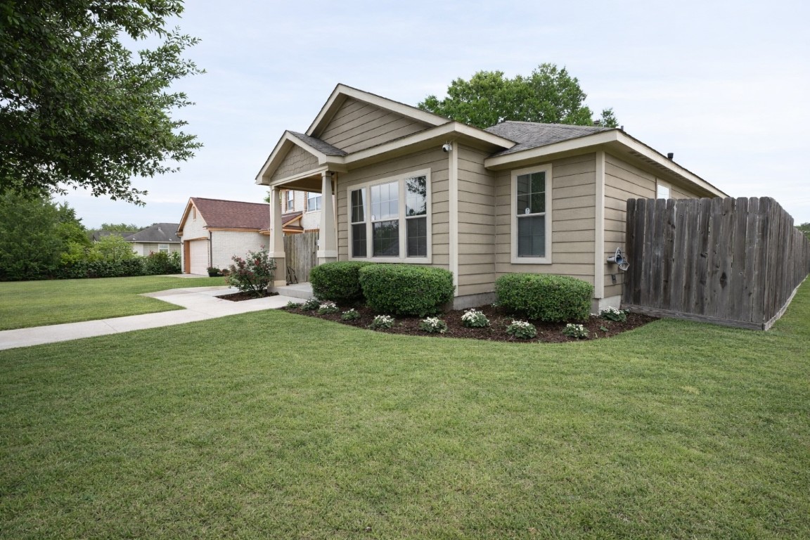 250 7th Street Hempstead, TX 77445 - Photo 3 of 26 a view of a house with backyard and garden