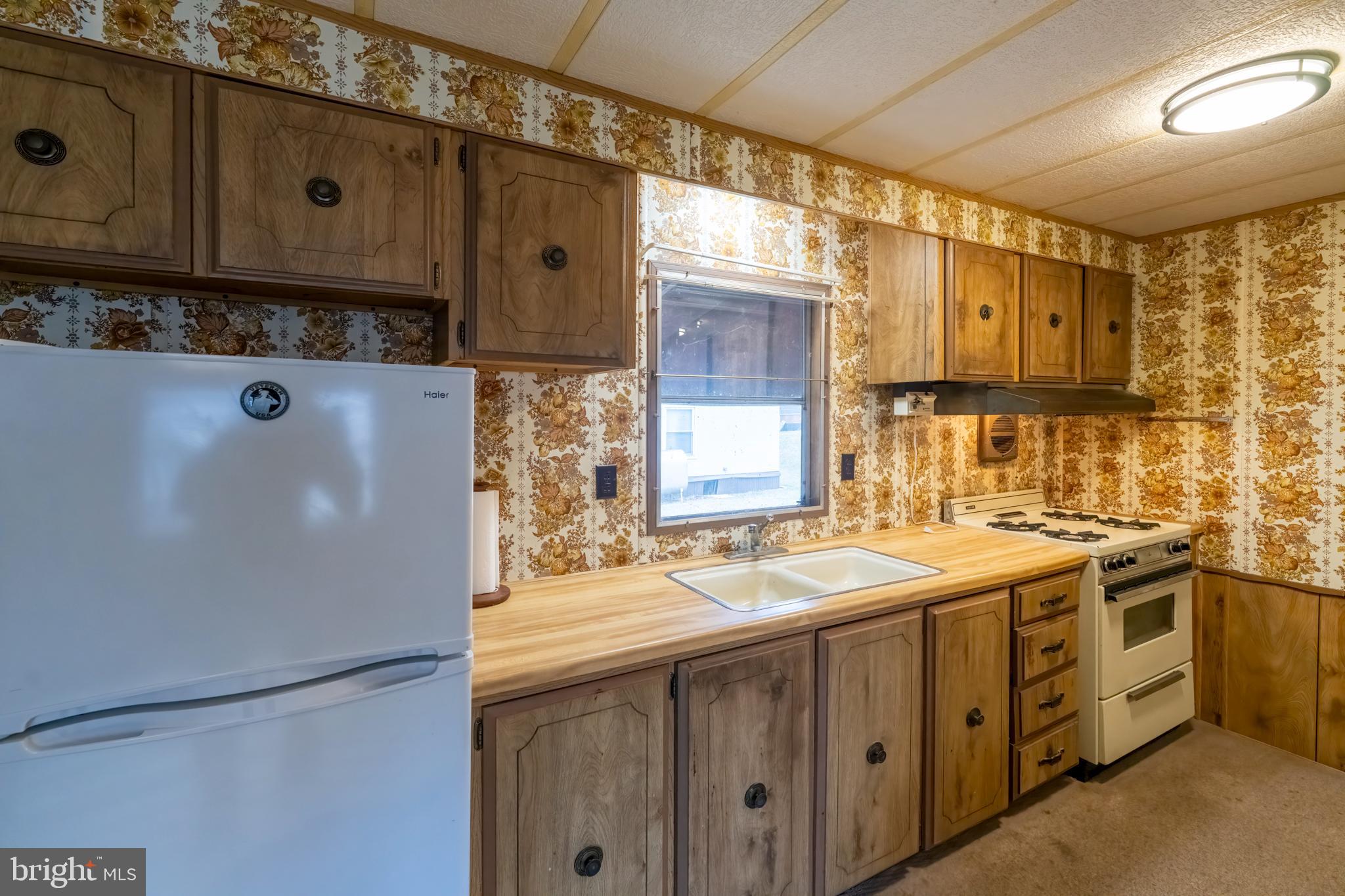9 Oak Drive Spring City, PA 19475 - Photo 13 of 25 Galley Style Kitchen with Gas Range