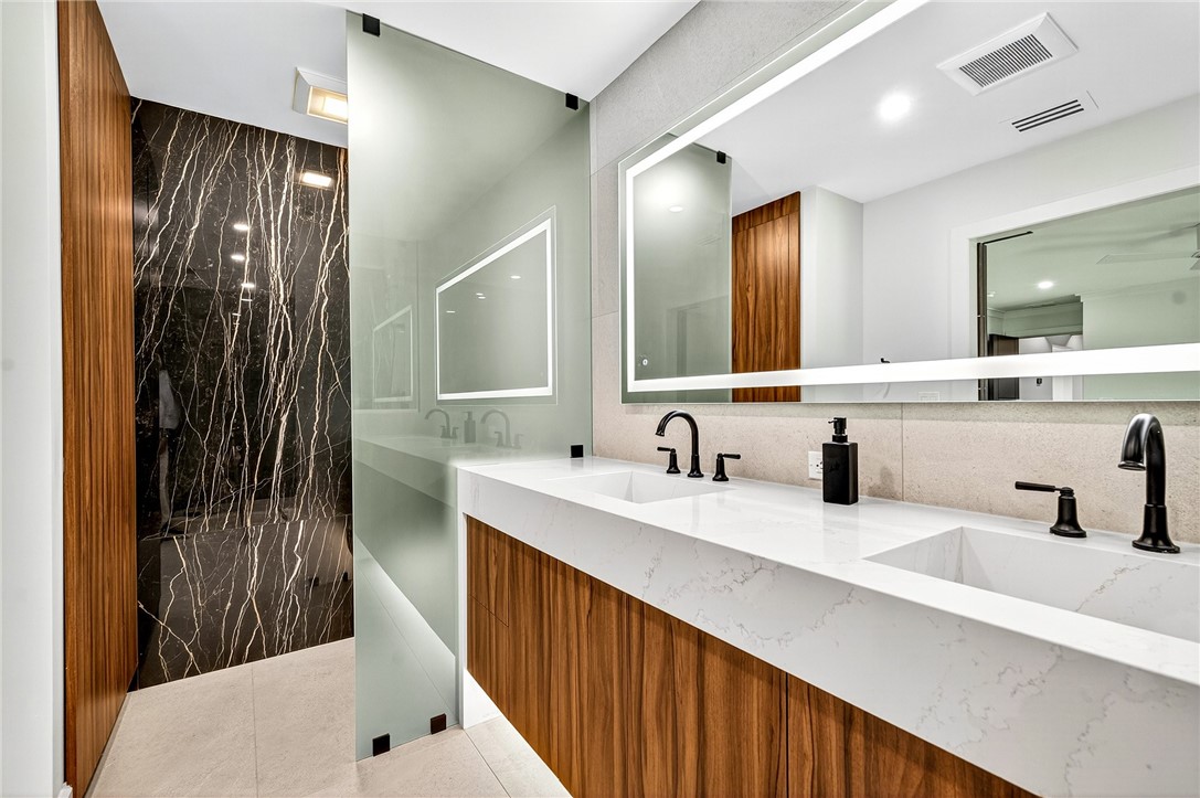 661 Date Palm Road Vero Beach, FL 32963 - Photo 16 of 34 a bathroom with a sink and a mirror