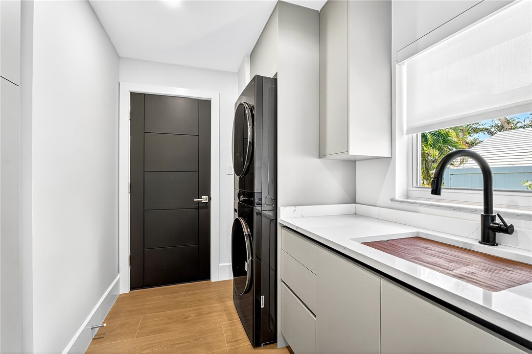 661 Date Palm Road Vero Beach, FL 32963 - Photo 28 of 34 a kitchen with a refrigerator and a sink