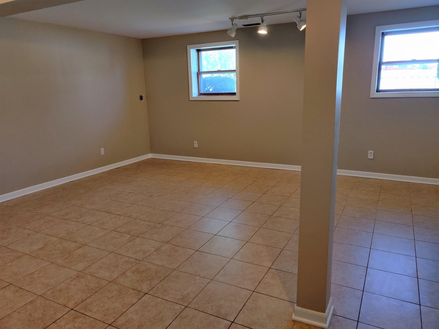 4324 Cumnor Road Downers Grove, IL 60515 - Photo 11 of 12 a view of an empty room with a window