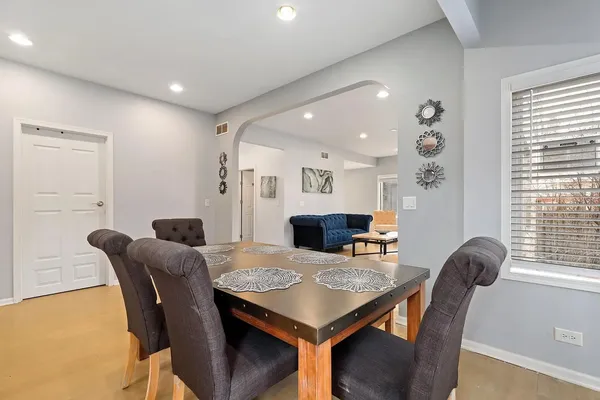 $4,500 | 520 Veterans Parkway, Addison, IL 60101