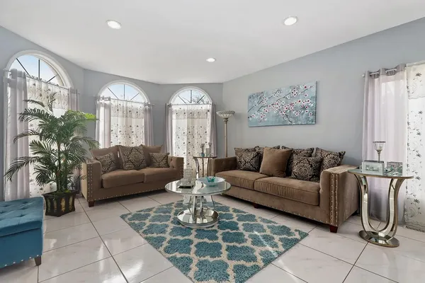 $4,500 | 520 Veterans Parkway, Addison, IL 60101