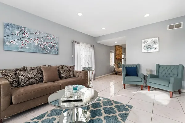 $4,500 | 520 Veterans Parkway, Addison, IL 60101