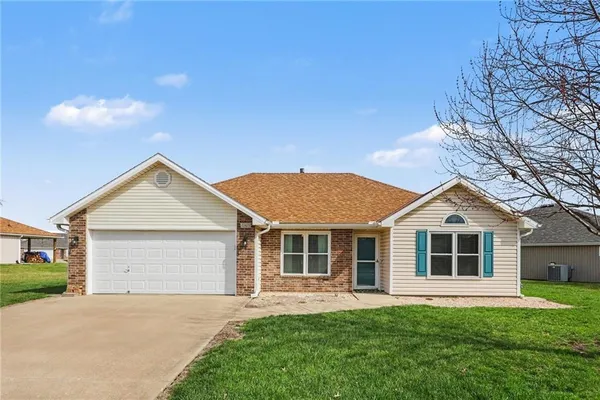 $305,000 | 448 Southwest Laura Lane, Grain Valley, MO 64029
