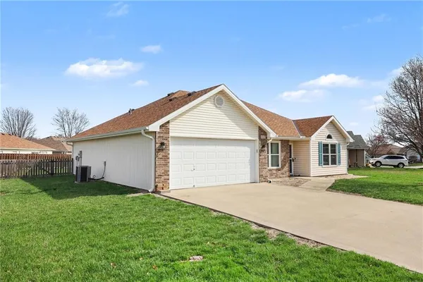 $305,000 | 448 Southwest Laura Lane, Grain Valley, MO 64029