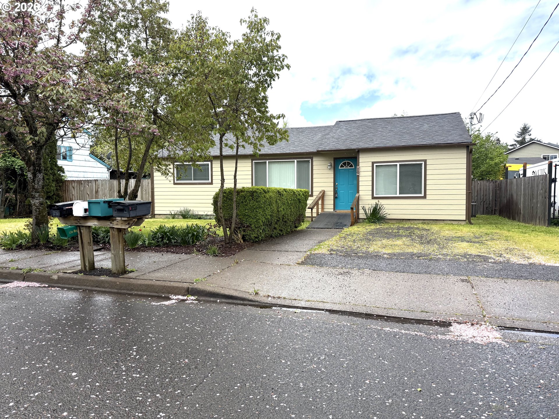 250 44th Street Springfield, OR 97478 - Photo 2 of 26 Front Yard