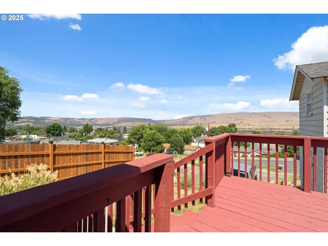 $360,000 | 2318 East 13th Street, The Dalles, OR 97058
