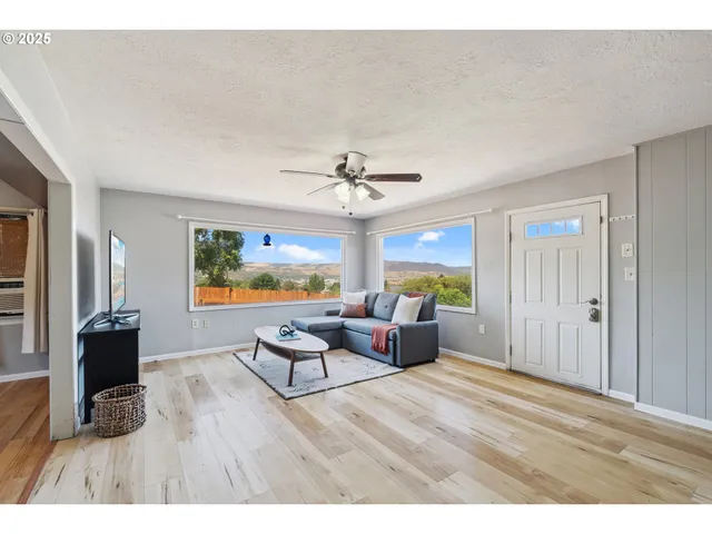 $360,000 | 2318 East 13th Street, The Dalles, OR 97058