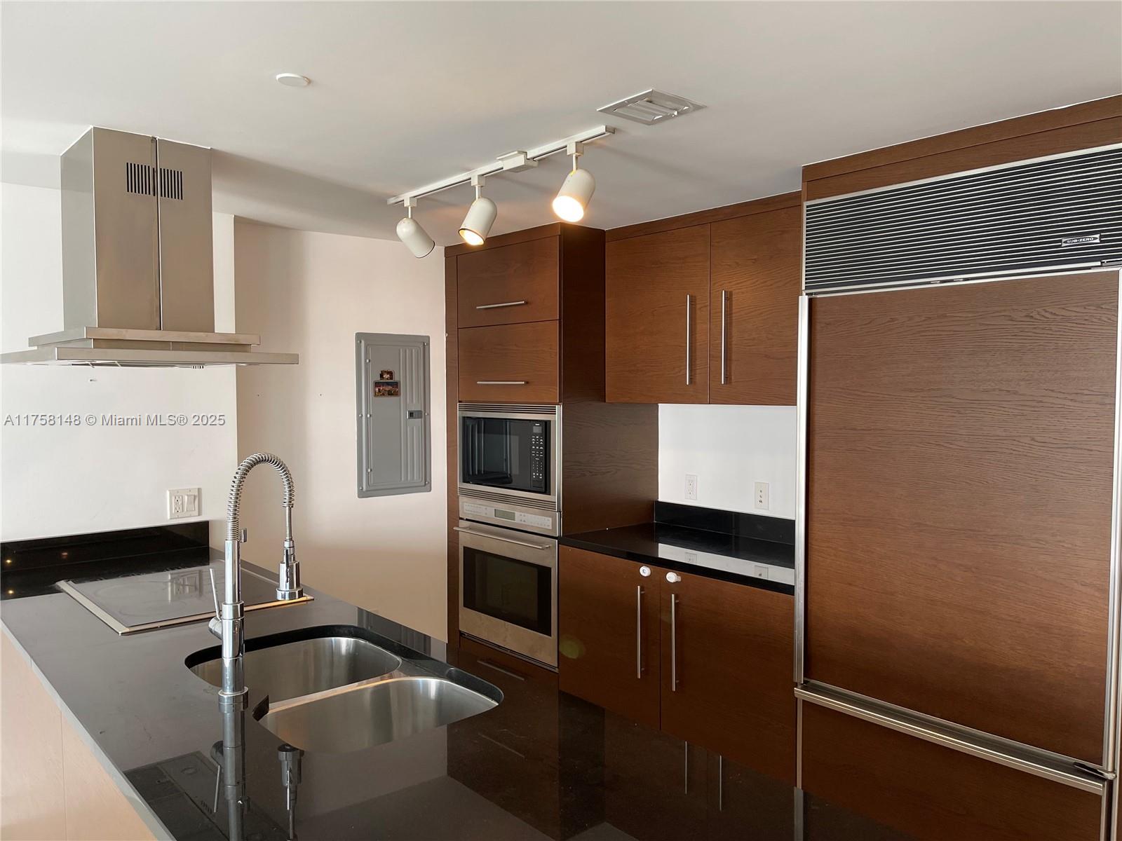 465 Brickell Avenue, Unit 819 Miami, FL 33131 - Photo 11 of 25