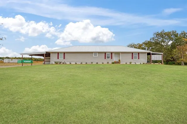 a view of a house with backyard