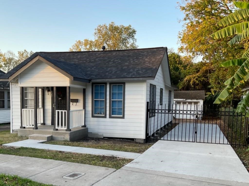 827 Booth Street Houston, TX 77009 - Photo 1 of 18 827 Booth St