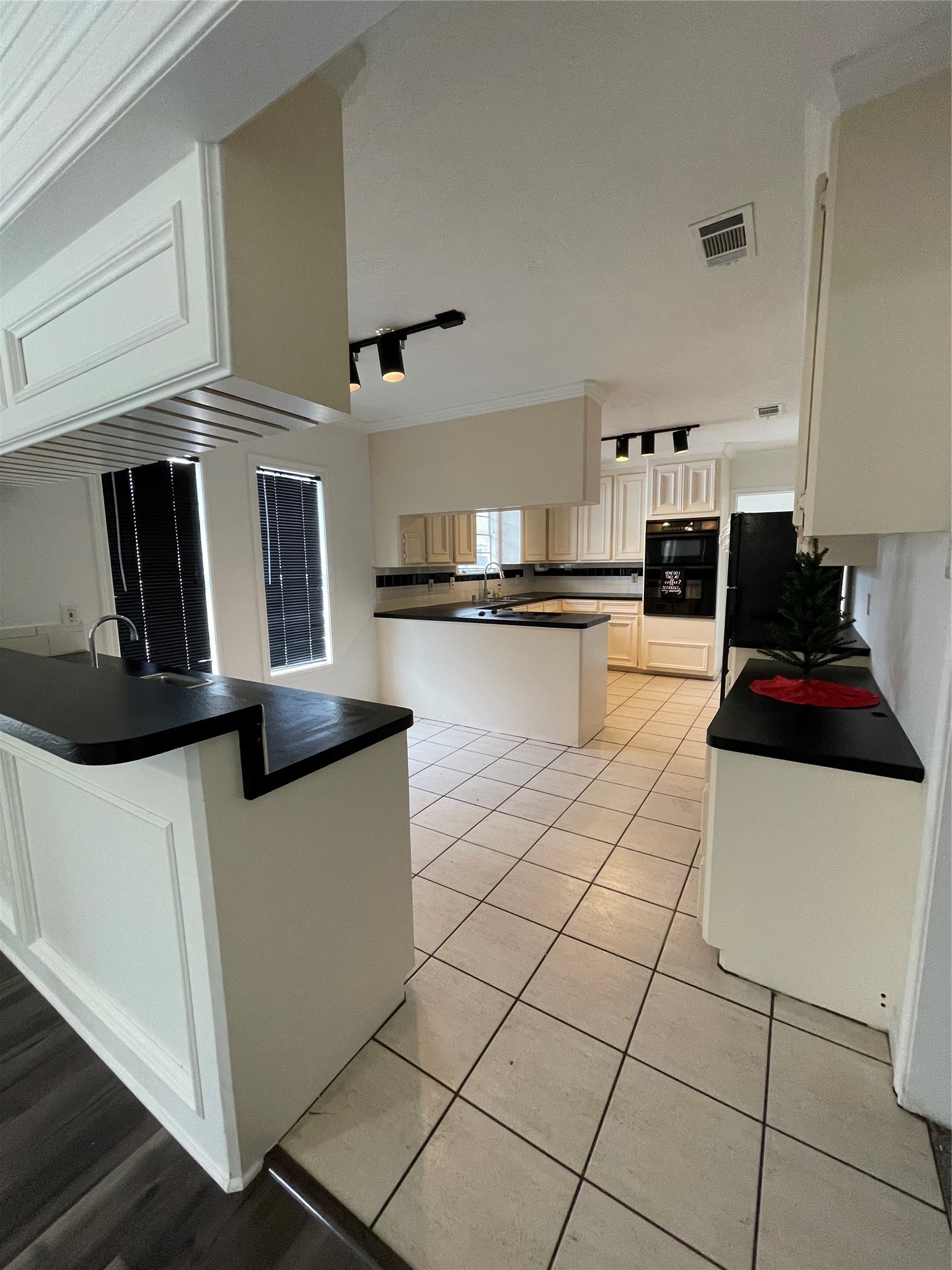 827 Booth Street Houston, TX 77009 - Photo 4 of 18 Kitchen