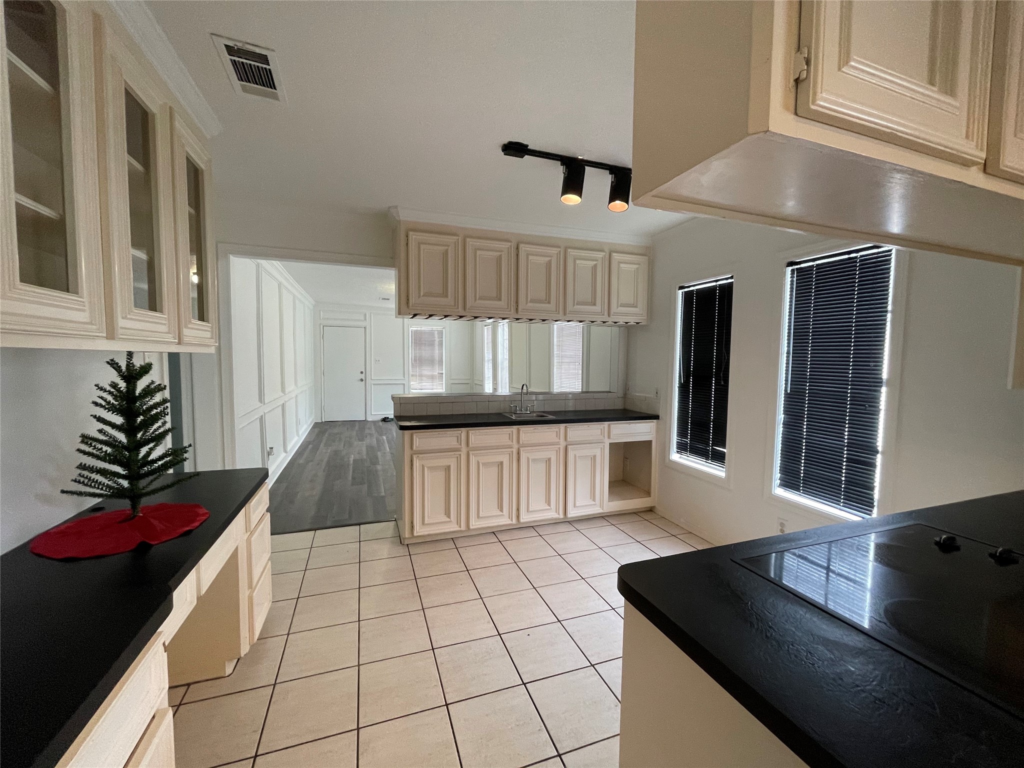 827 Booth Street Houston, TX 77009 - Photo 5 of 18