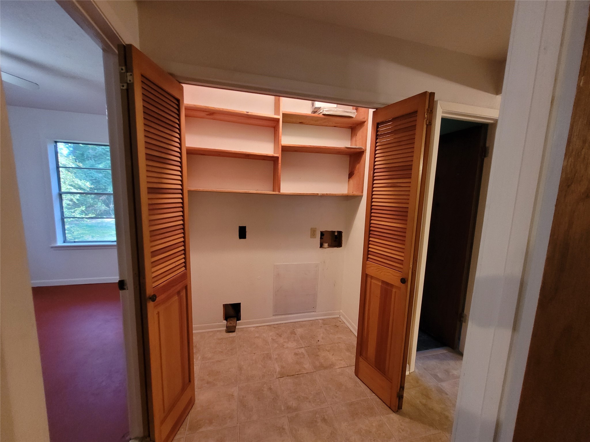 16 Connor Lane Huntsville, TX 77320 - Photo 14 of 33 Laundry area with washer and electric dryer hookups.