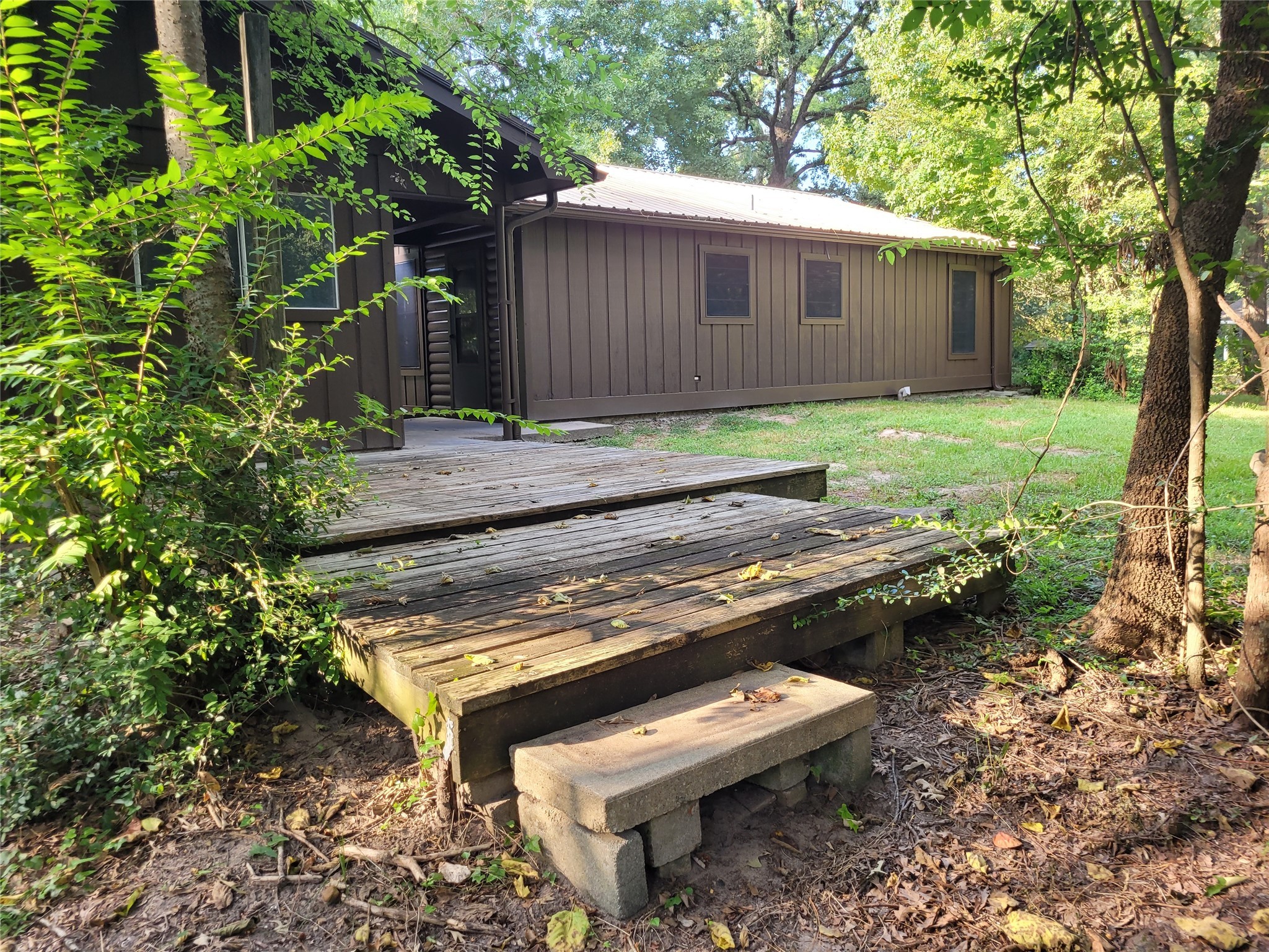 16 Connor Lane Huntsville, TX 77320 - Photo 24 of 33 Deck area behind the workshop.