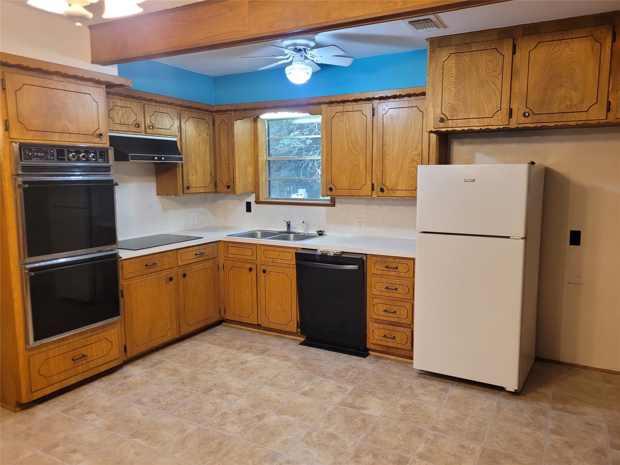 16 Connor Lane Huntsville, TX 77320 - Photo 5 of 33 Kitchen features new cooktop and dishwasher.