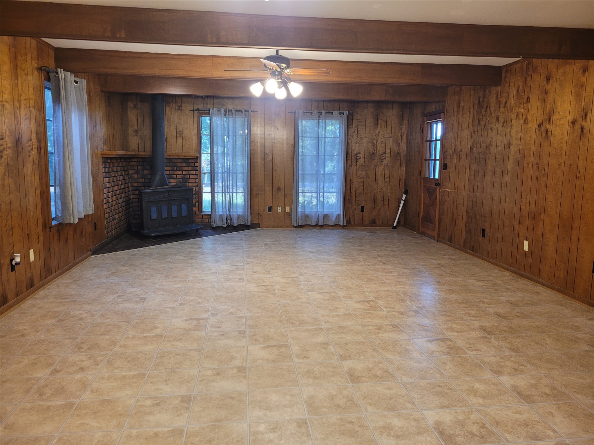 16 Connor Lane Huntsville, TX 77320 - Photo 7 of 33 From kitchen to living room.