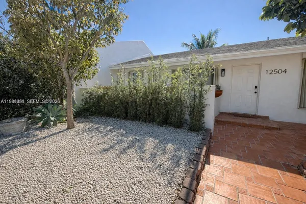 a view of a backyard