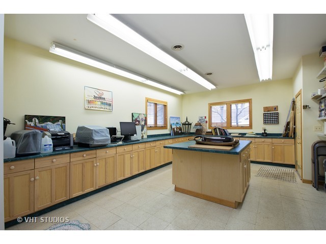 808 Tuxedo Lane Cary, IL 60013 - Photo 20 of 28 a kitchen with lots of counter top space