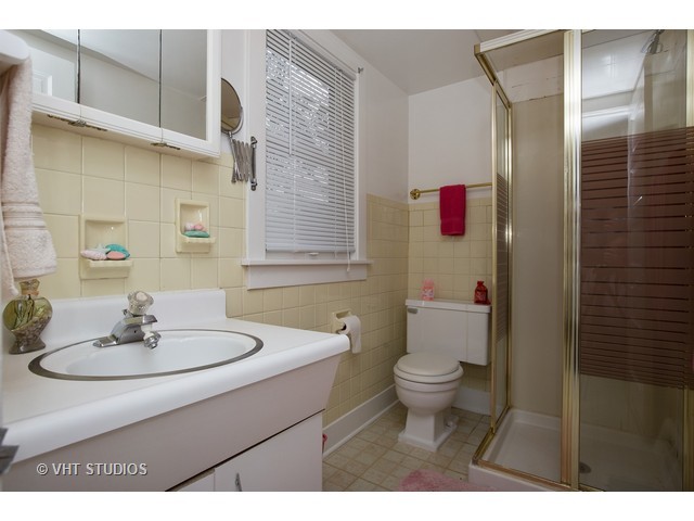 808 Tuxedo Lane Cary, IL 60013 - Photo 27 of 28 a bathroom with a sink toilet and a mirror