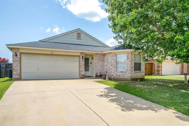 $2,100 | 6707 Caribou Drive, Arlington, TX 76002