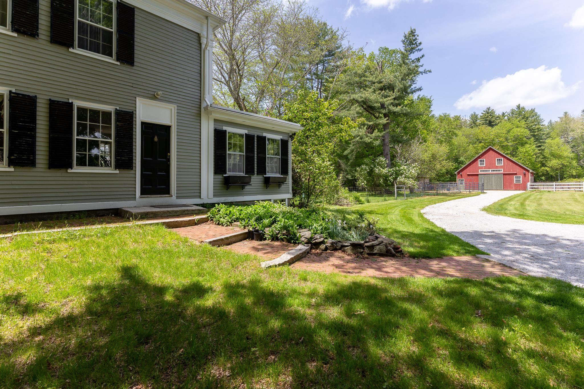 337 Middle Road Brentwood, NH 03833 - Photo 2 of 46