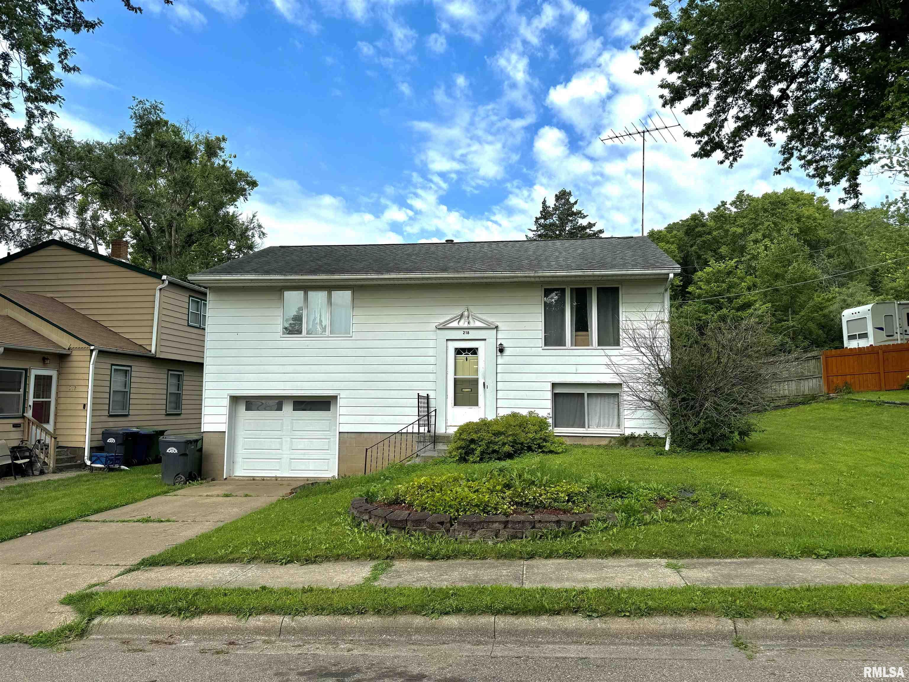 218 Adams Place Clinton, IA 52732 - Photo 1 of 9 Gallery Image 1
