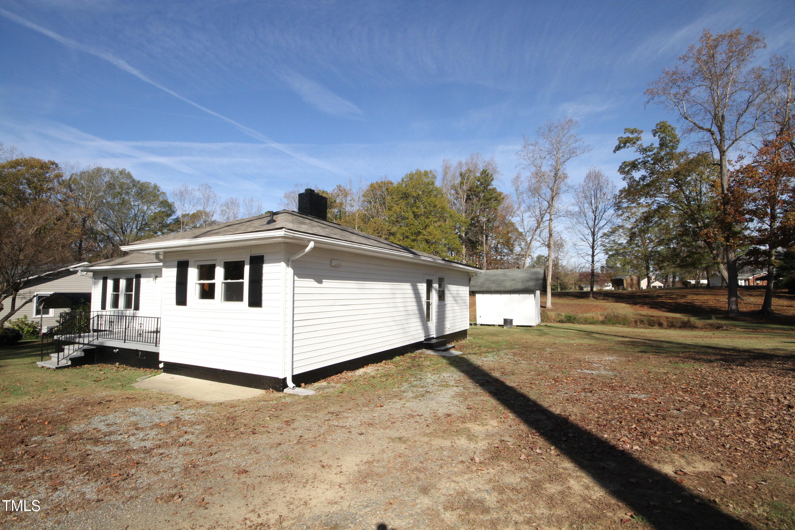 659 Loop Road Burlington, NC 27217 - Photo 3 of 25 4 Front RIGHT side corner view