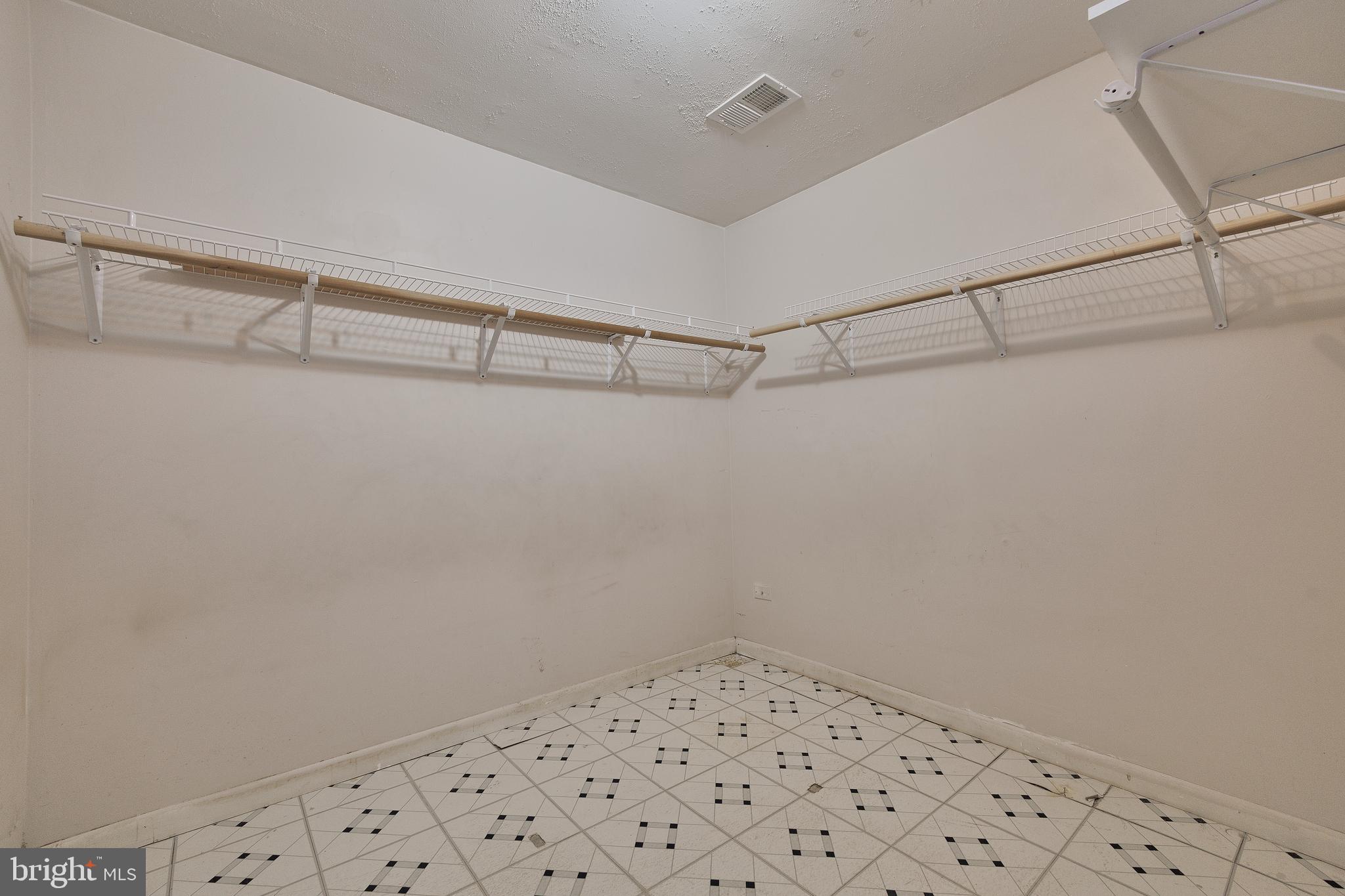 8233 Blue Ridge Court Manassas, VA 20109 - Photo 5 of 41 Gallery Image 5