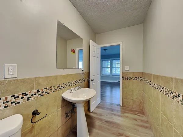 $1,915 | 3601 North Thomas Avenue, Minneapolis, MN 55412