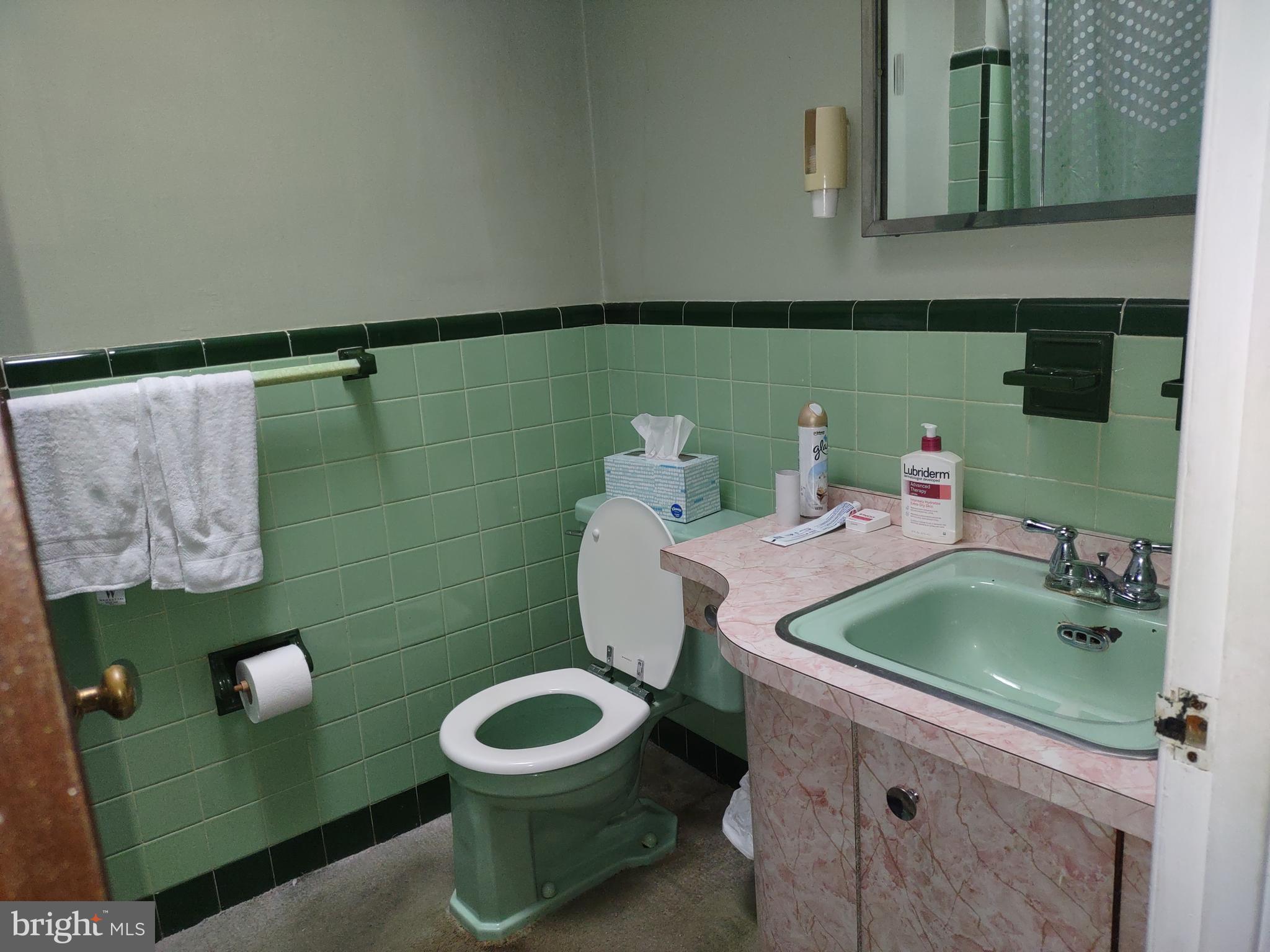 8909 Calvert Street Philadelphia, PA 19152 - Photo 8 of 17 Hall full Bathroom with Bath tub