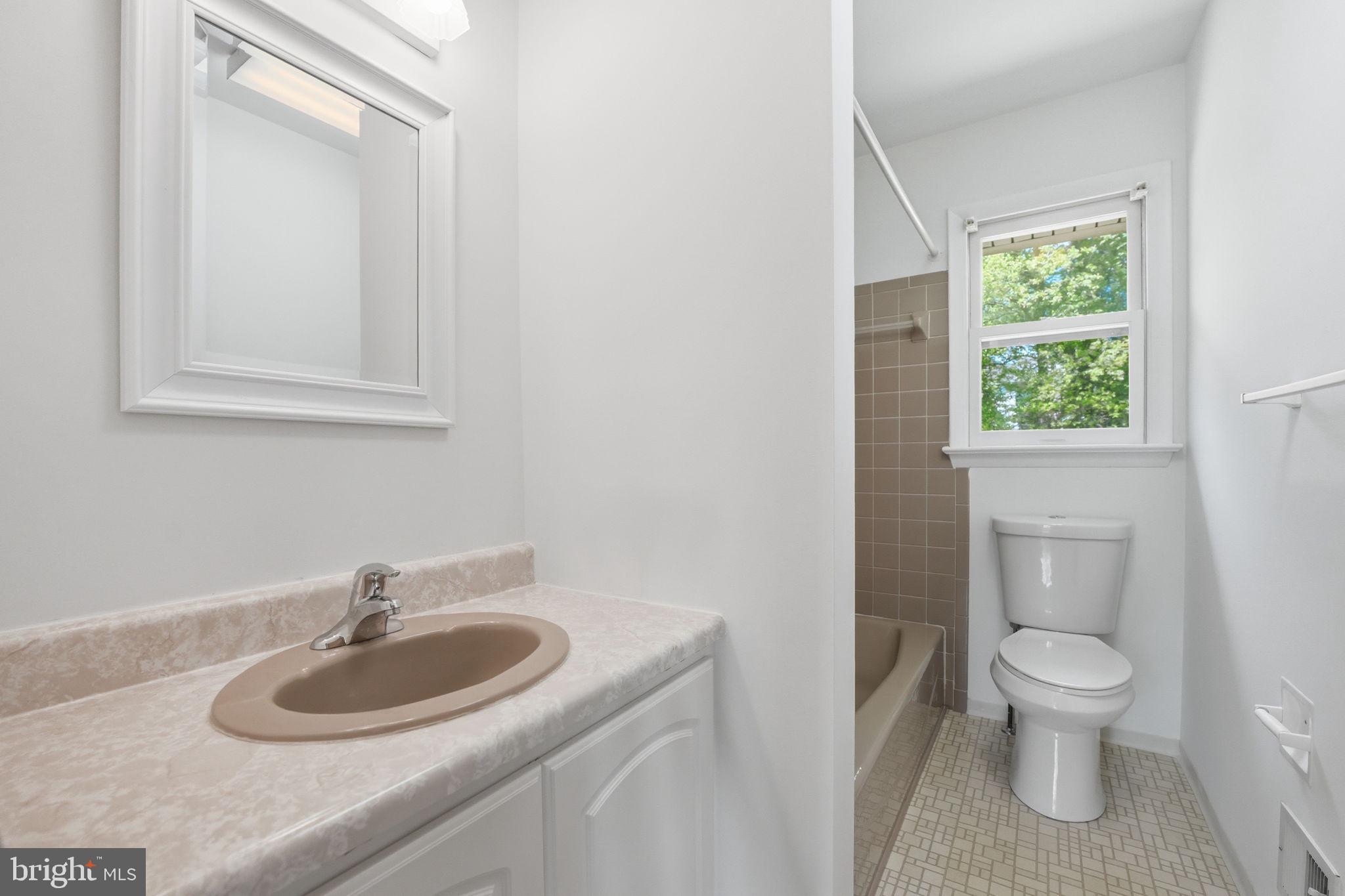 12106 Ruffin Drive Fairfax, VA 22030 - Photo 15 of 41 1st Upper Level Full Bathroom