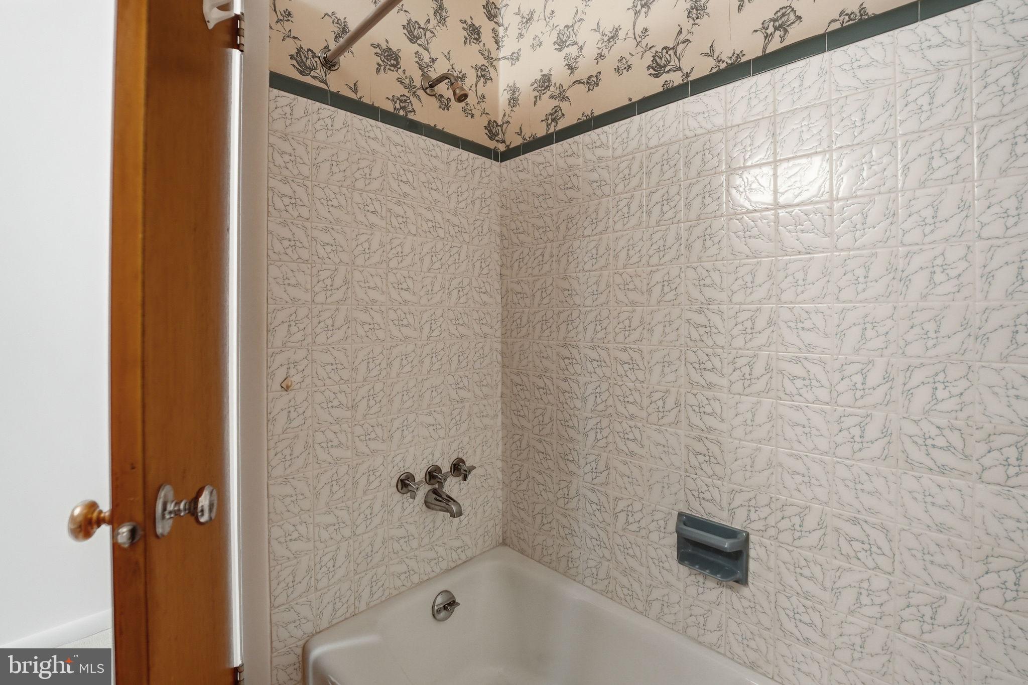 12106 Ruffin Drive Fairfax, VA 22030 - Photo 22 of 41 3rd Upper level Full Bathroom-Guest