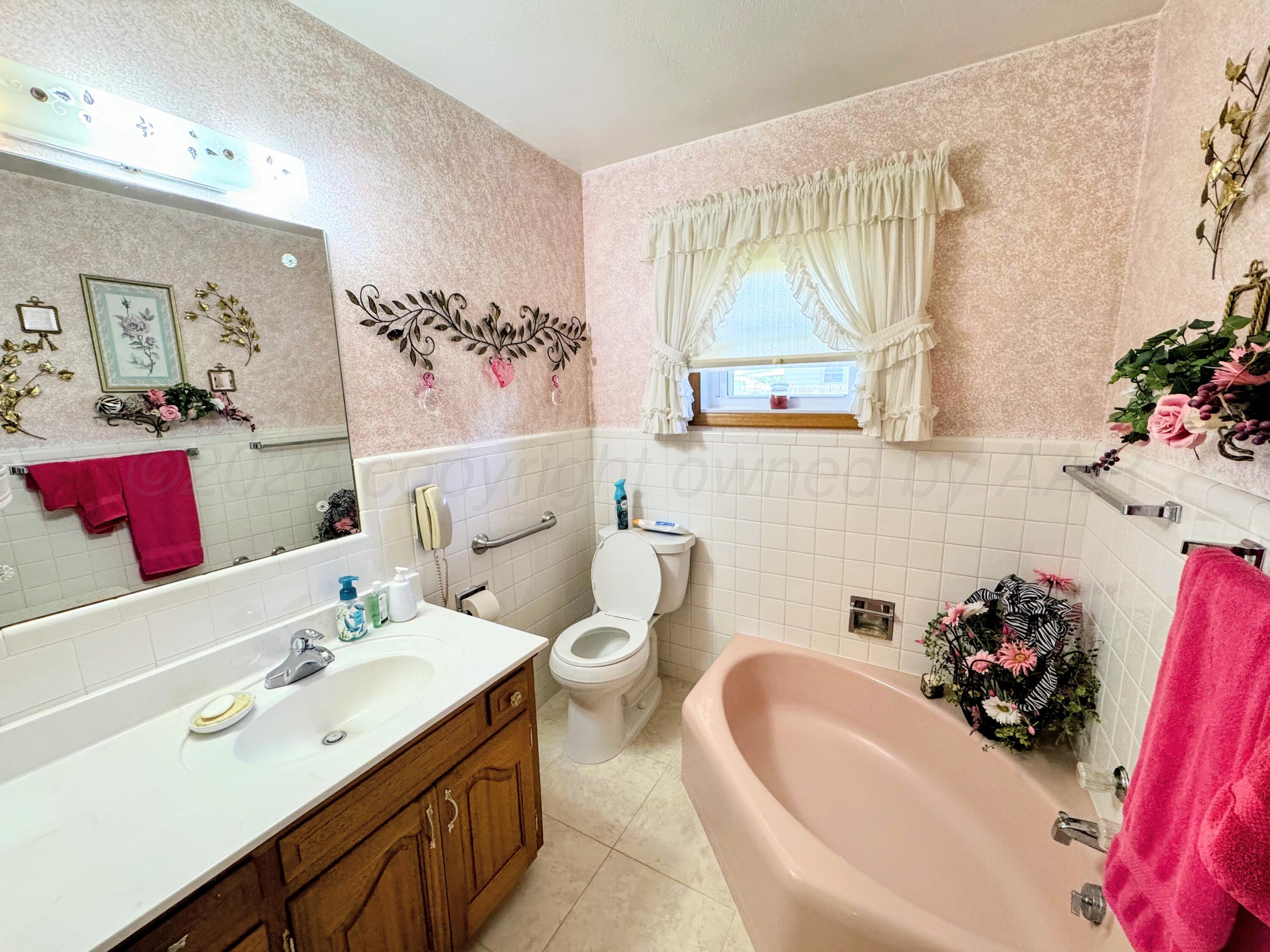420 South Roland Street Spearman, TX 79081 - Photo 16 of 26 420 S Roland bathroom